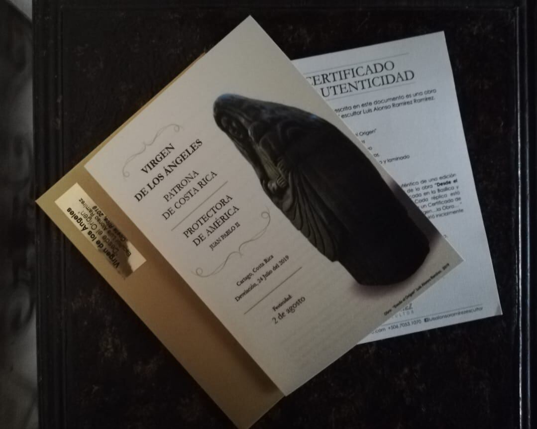El escultor costarricense, Luis Alonso Ramírez Ramírez, tiene un proyecto que se llama “Desde el origen”, el cual le regala una réplica casi exacta de la virgen de Los Ángeles a las comunidades del país que estén dedicas a ella.