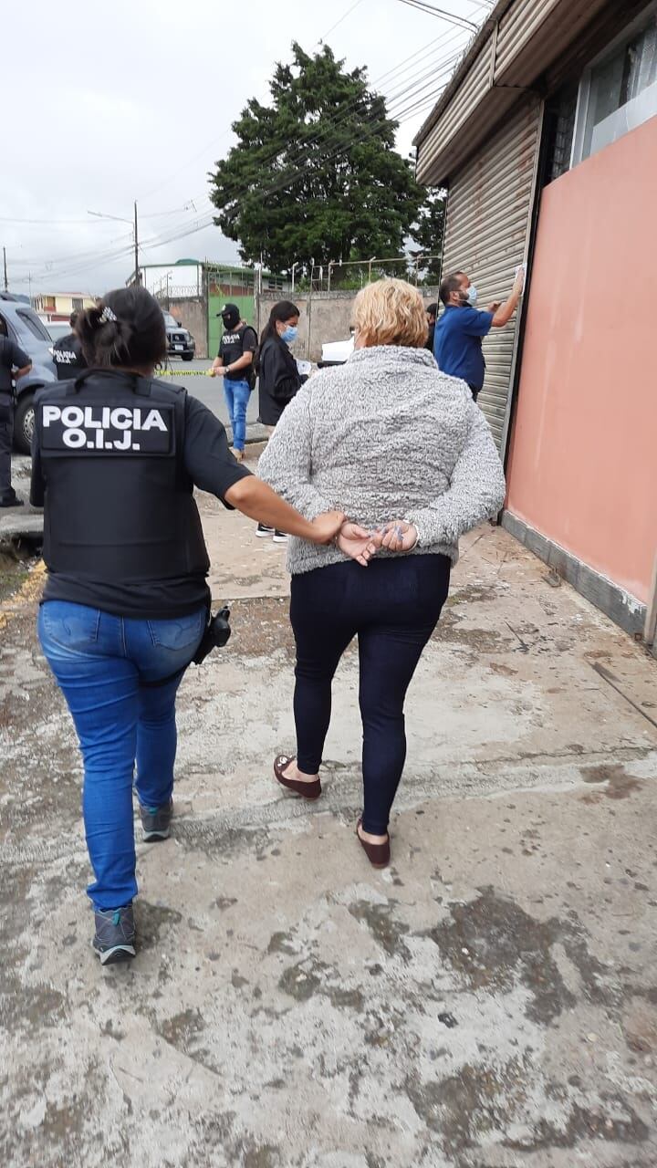 Mujer apellidada Acuña es detenida por el OIJ en Cartago como sospechosa de proxenetismo de mujeres. Foto OIJ.