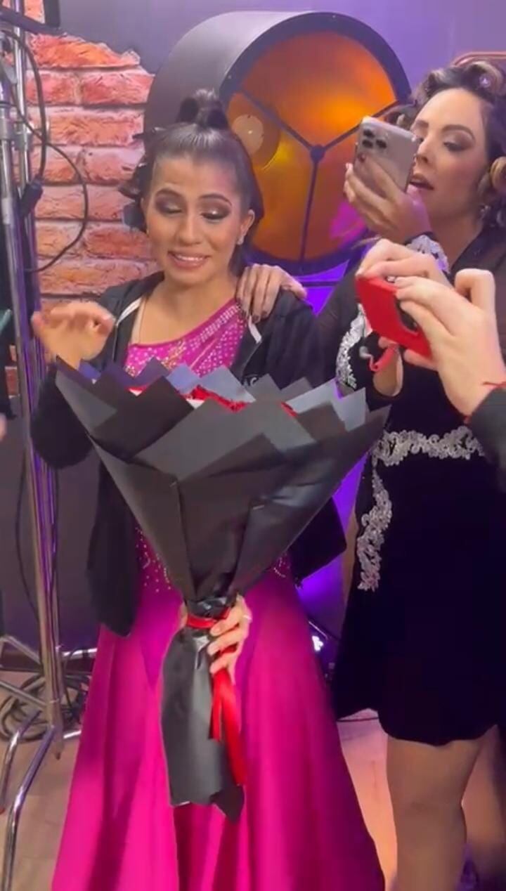 Naomi Valle recibió un inesperado arreglo de rosas