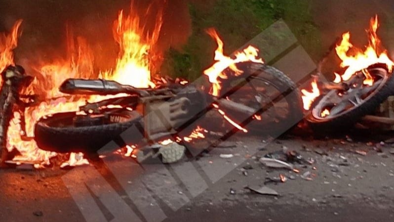 Choque de dos motos en Ticabán de La Rita, Pococí termina en llamas, un hombre murió y otros dos resultaron heridos, la mañana del domingo 14 de junio del 2026. Foto: ANI