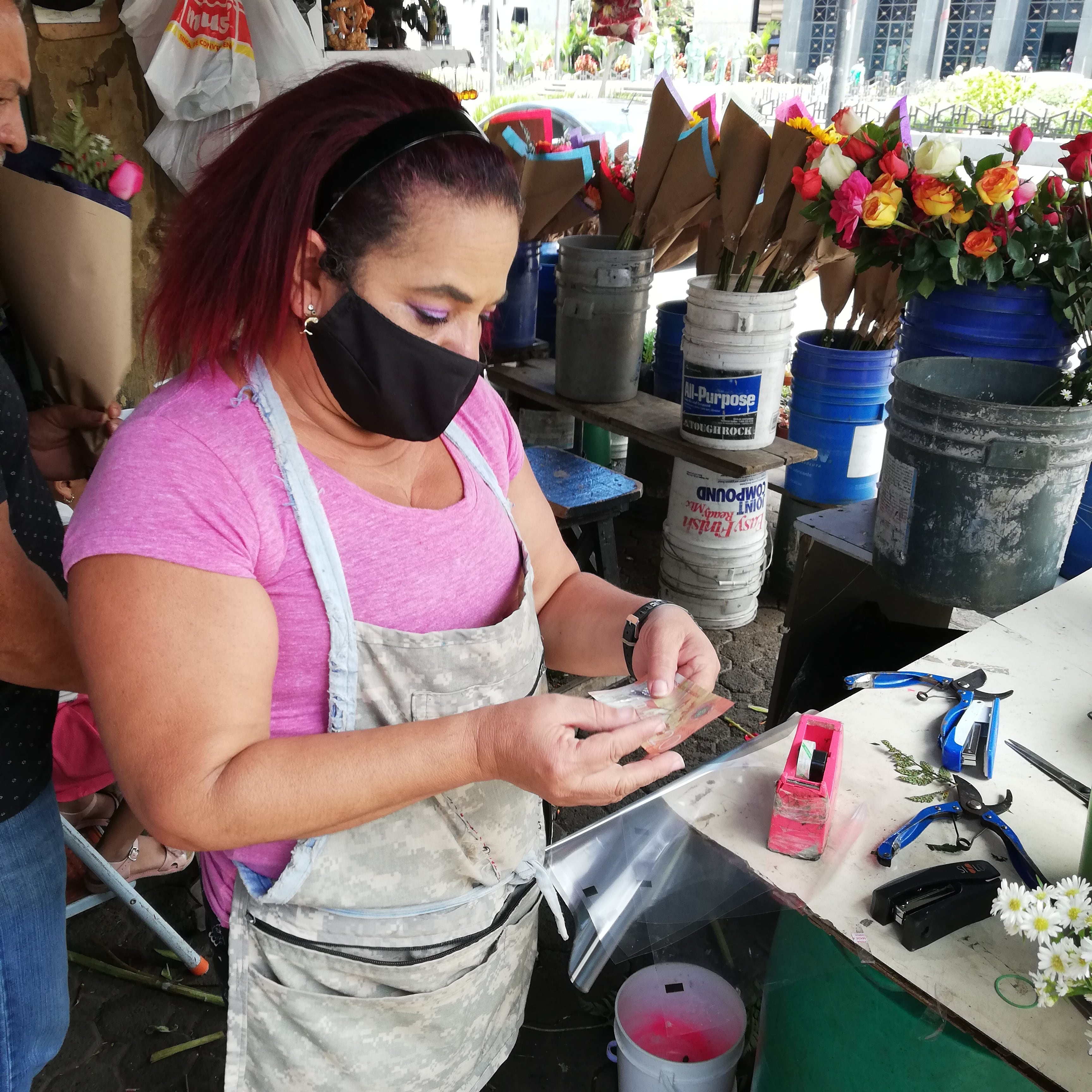 El billete de 20 córdobas de Nicaragua es gemelo del billete de 20 mil colones tico, lo que pasa es que el nicaragüense equivale a 500 colones ticos y están metiéndoselo a comercios y abuelitos. En la foto Marineth Alpízar, quien trabaja en la Floristería Doña Grace.