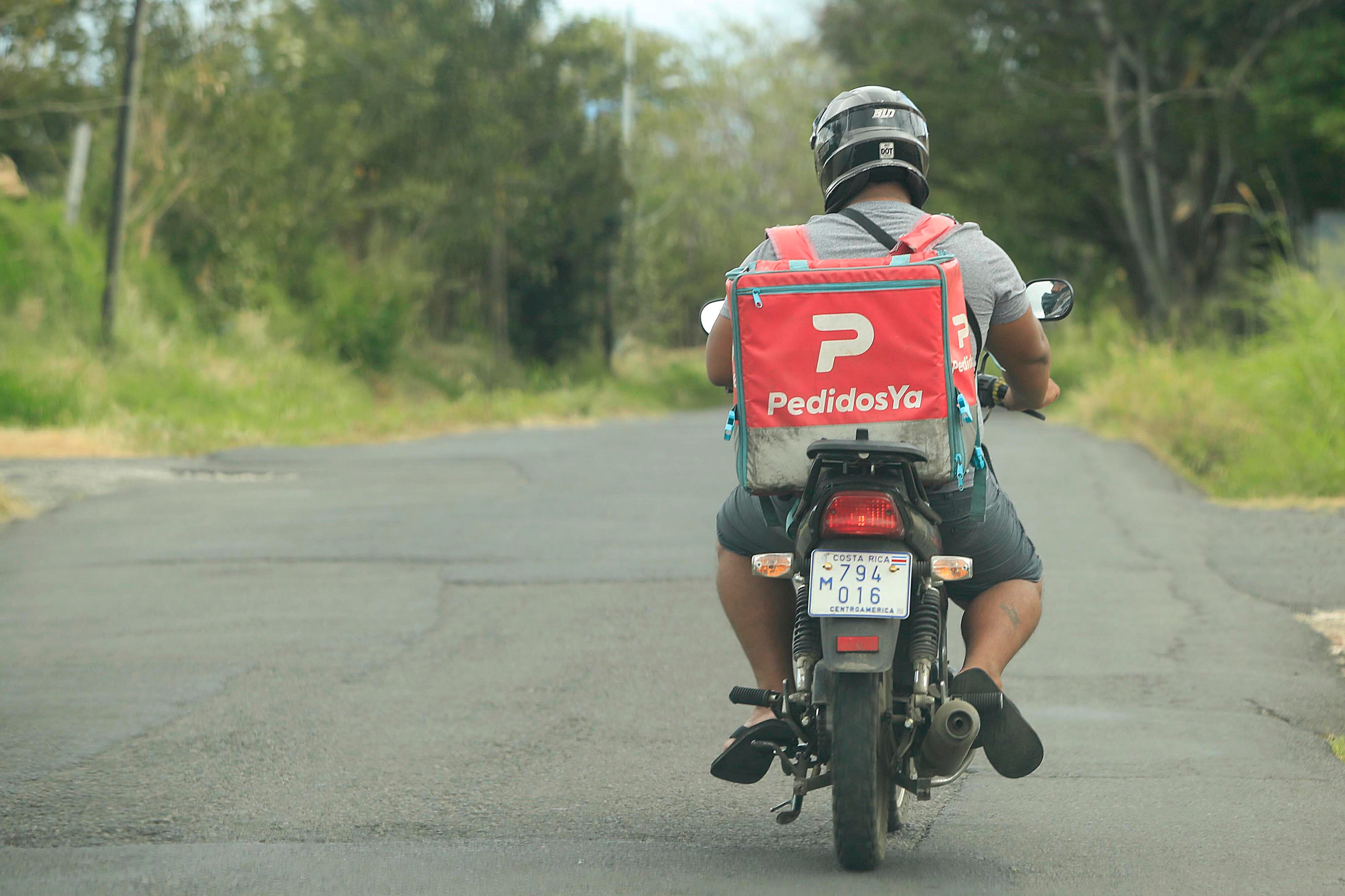 14/12/2023 Circunvalación norte. Motociclistas realizando el servicio de delivery o reparto a domicilio.