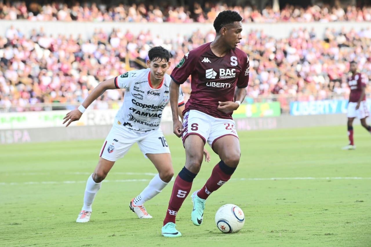 Juego entre Saprissa vs San Carlos en el estadio Ricardo Saprissa / foto Albert Marín