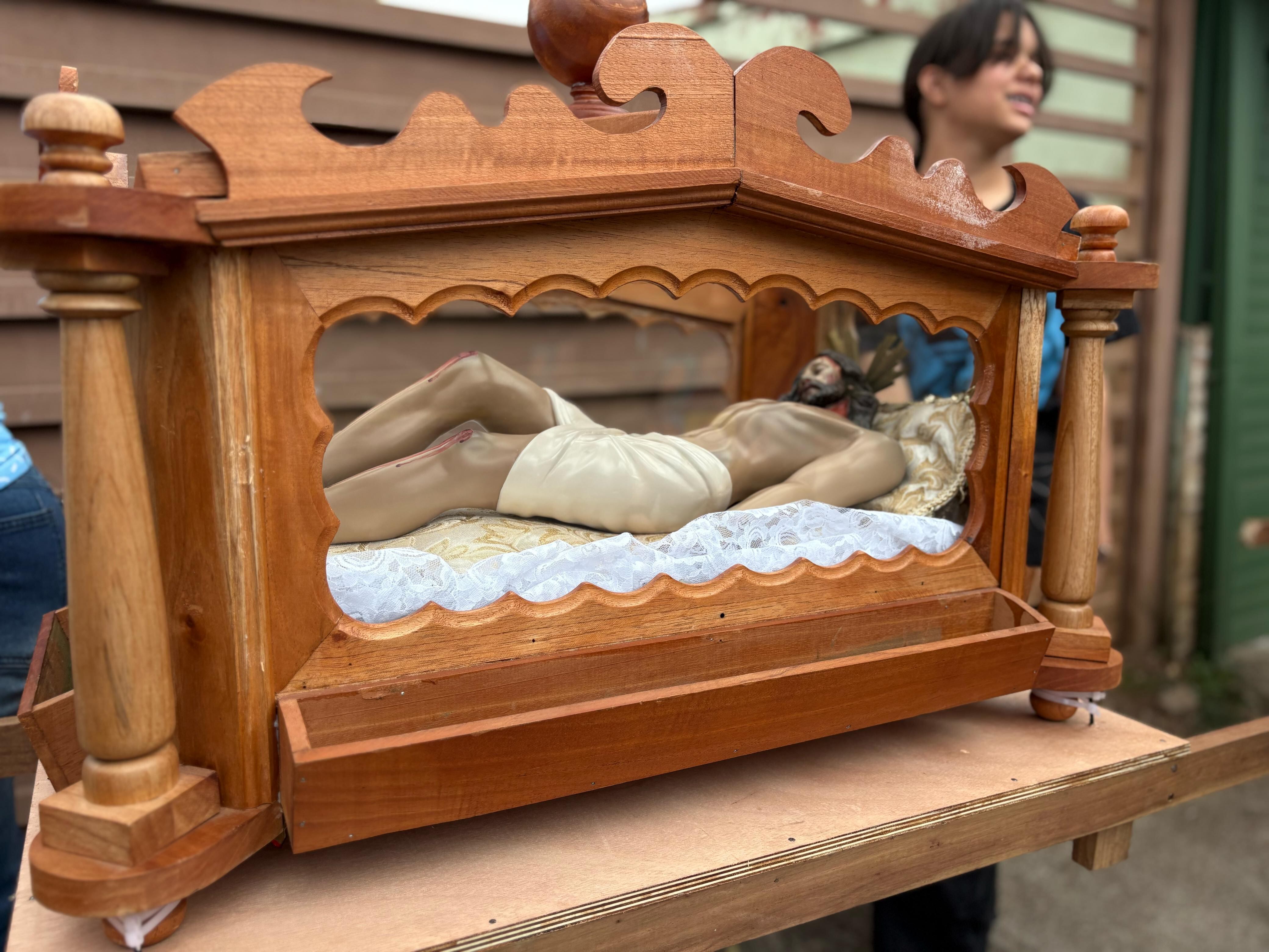 Un “Jesucristico en el sepulcritico”, una “virgencita de los dolorcitos”, un “Nazarenito”, entre otras imágenes pequeñitas, fueron cargadas por niños de la parroquia San Rafael Arcángel de San Rafael Arriba de Desamparados