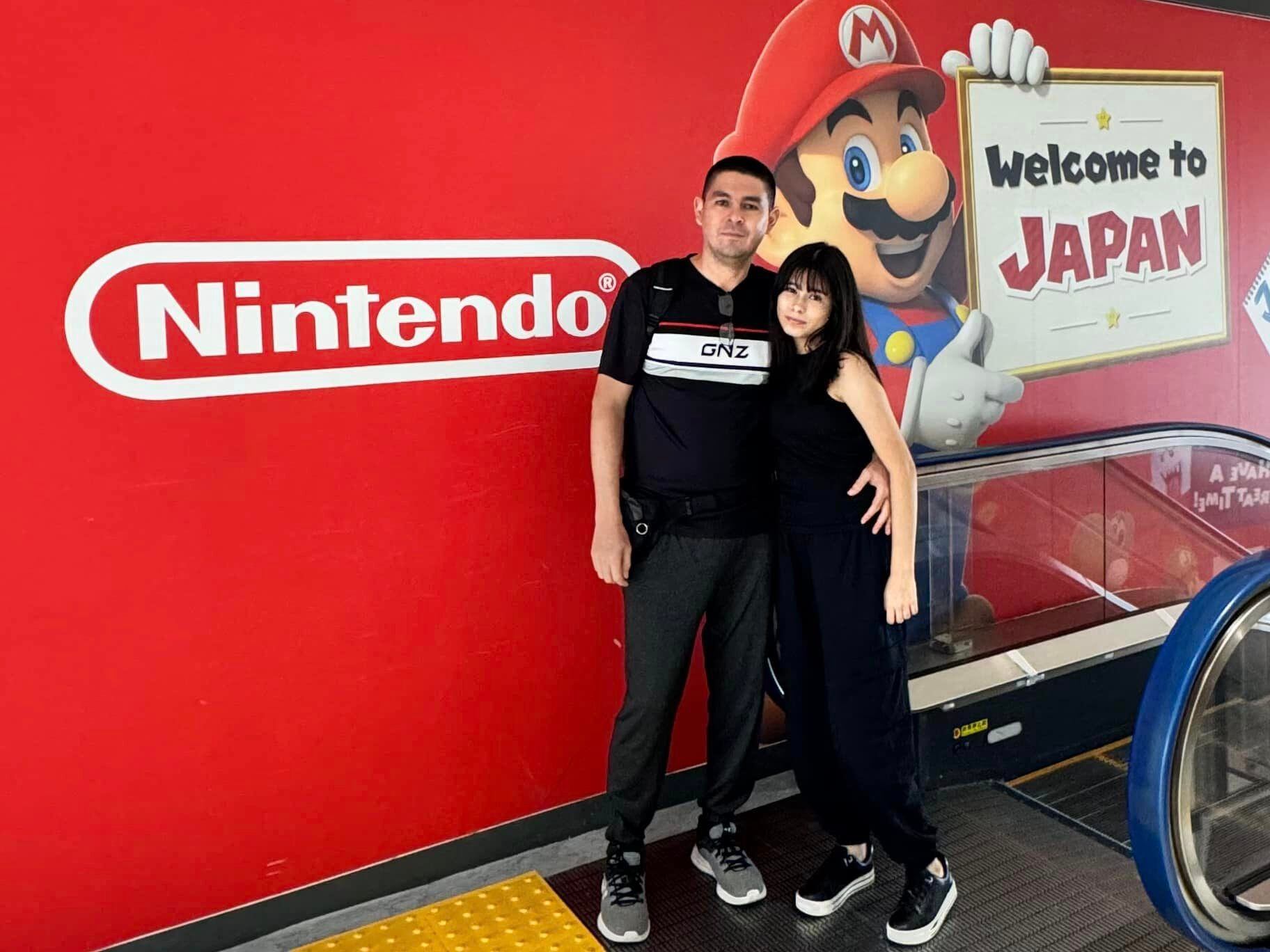 Se llama Sergio Contreras Méndez, es azucarero de nacimiento, de El Coyol de Turrialba, tiene 45 años, trabaja en el CINDEA de Turri y tiene 23 años de ser profesor de matemáticas. Es el Profe Sergio.