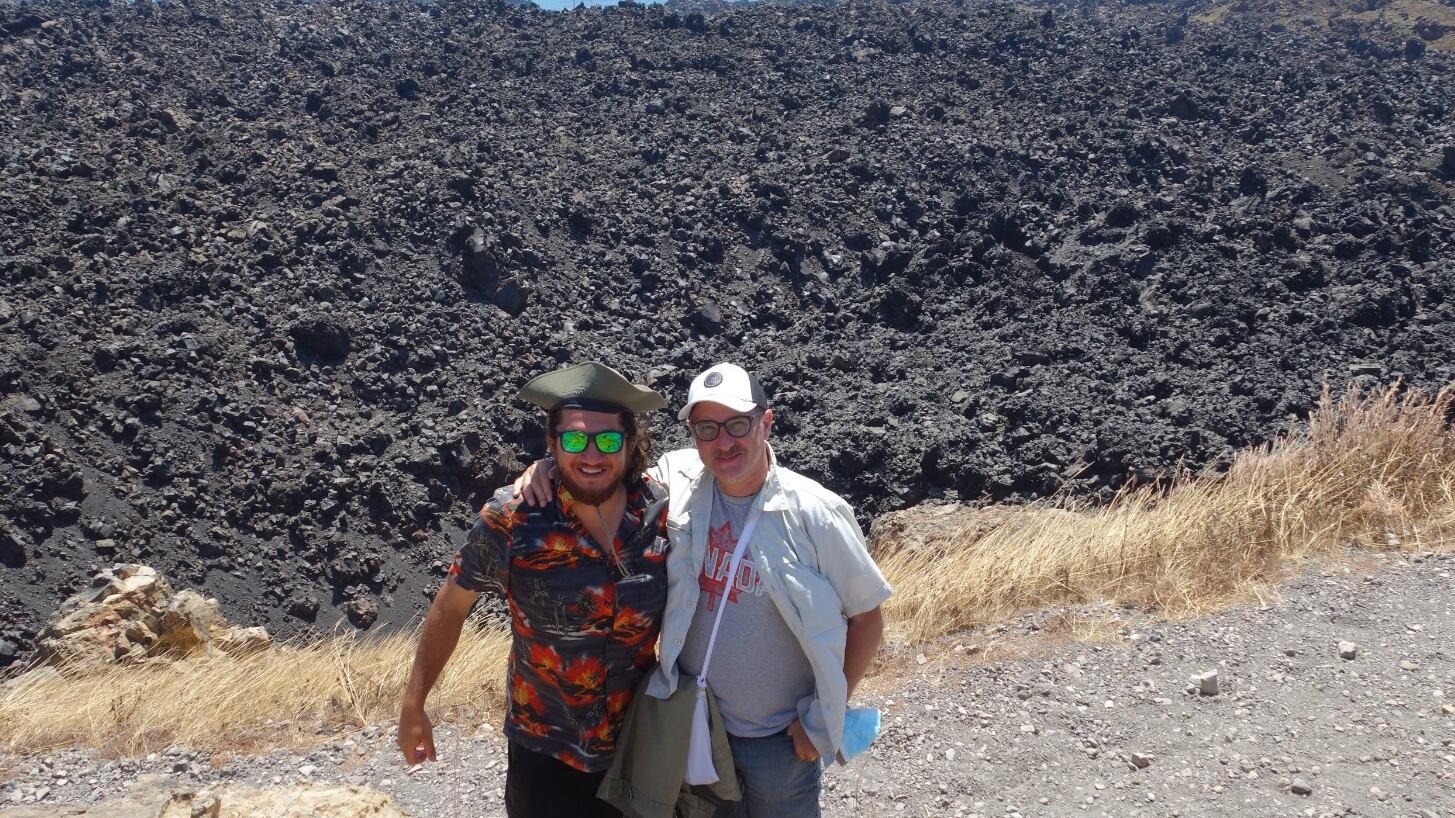 El vulcanólogo costarricense, Gino González, estuvo en dos ocasiones en Santorini, la isla griega que están evacuando por peligro de terremoto.  En la foto con el profesor italiano, Roberto Sulpizio