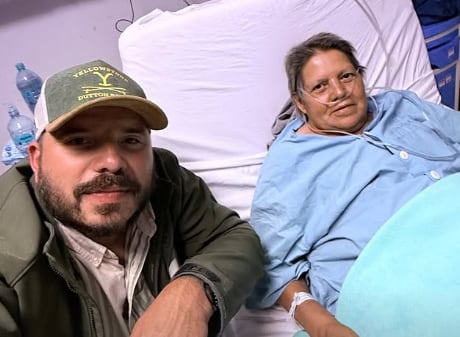 Daniel Montoya junto a su mamá, quien continúa internada en el hospital de Cartago.