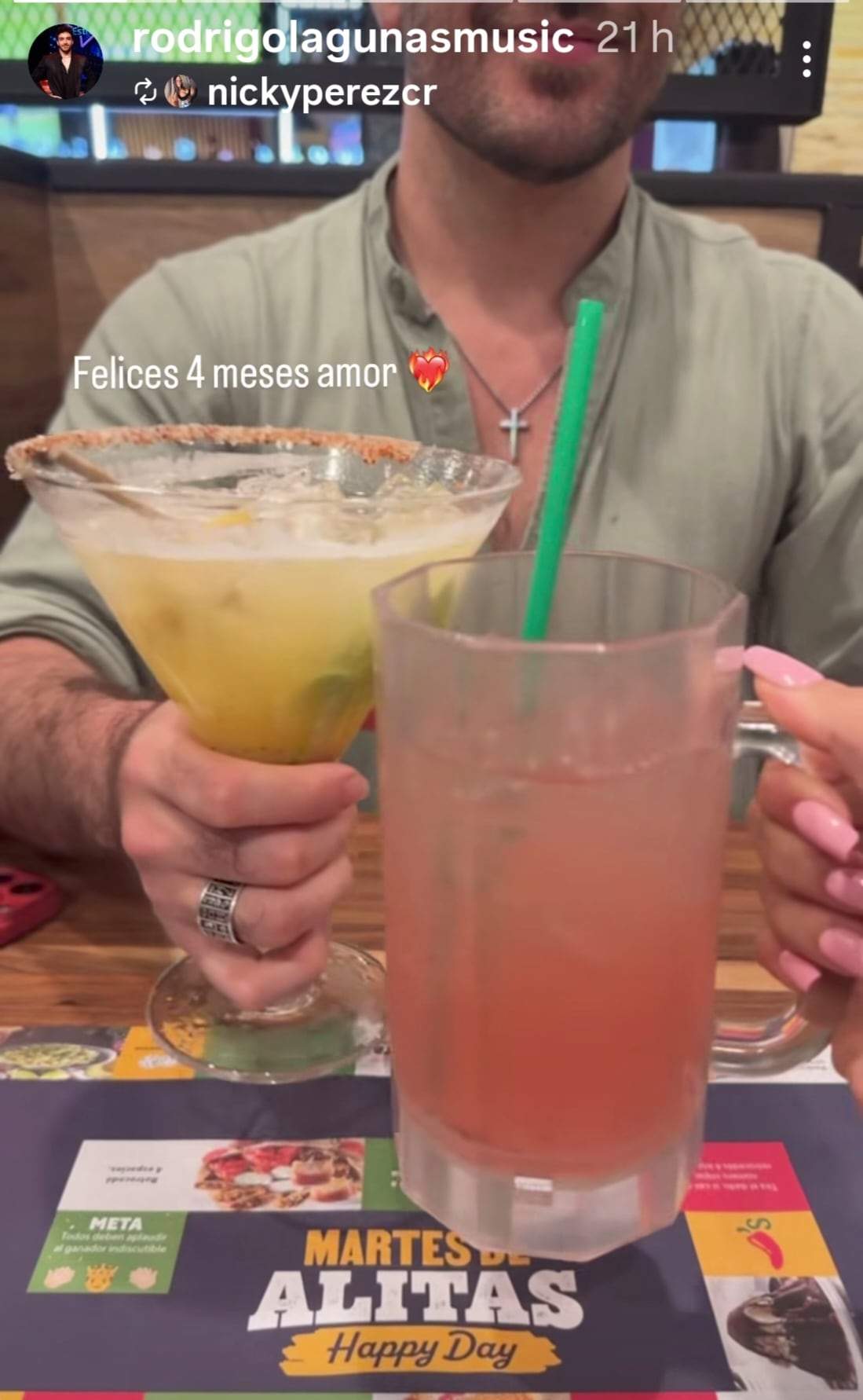 Músico Rodrigo Lagunas presenta a su novia Nicole Pérez.