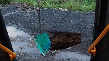 Ni un día duró relleno de hundimiento en pueblo desamparadeño, buses no pasarán más por ahí
