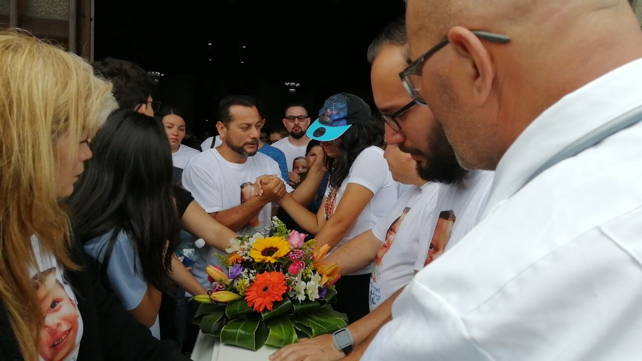 Familiares y seres queridos dan último adiós al pequeño Gael. Foto Keyna Calderón.