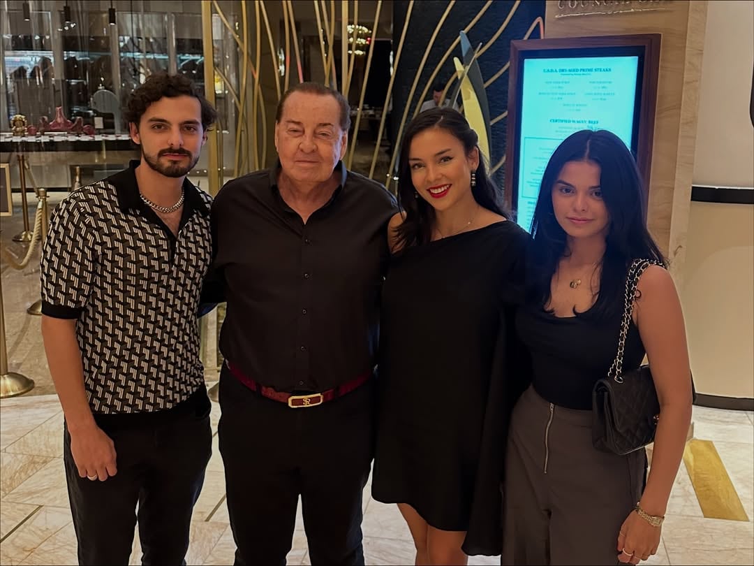Gary Austin, exesposo de Lynda Díaz junto a sus hijos.