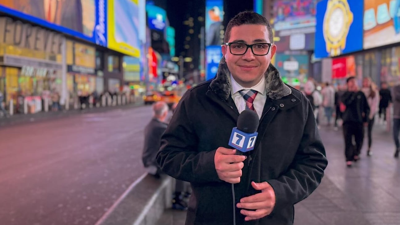 El periodista Elías Alvarado sosteniendo un micrófono de Teletica en Times Square, Nueva York.