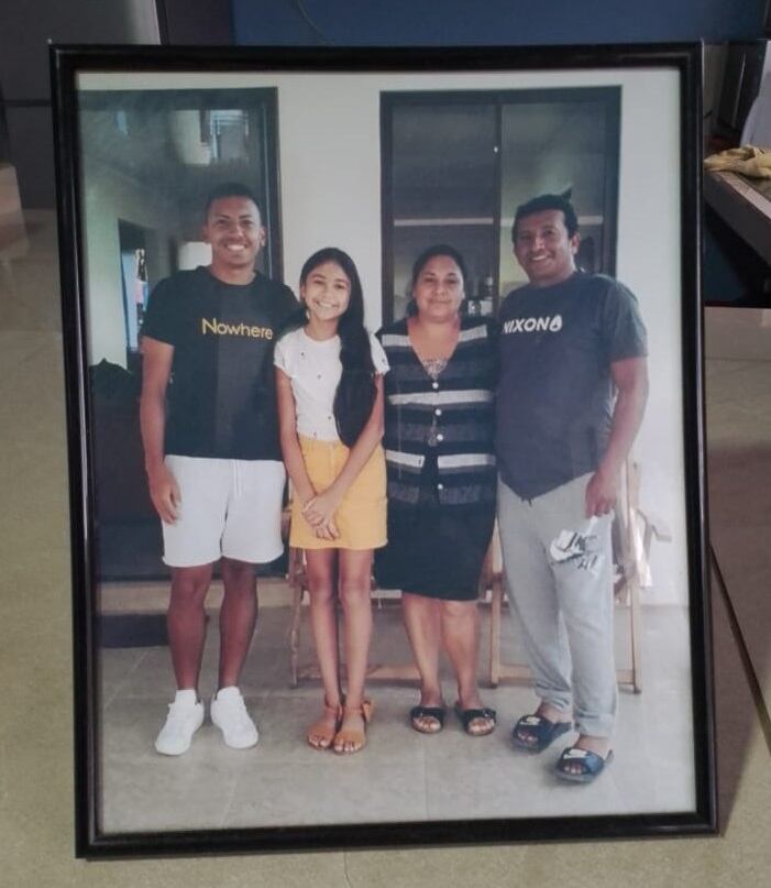 La familia del delantero Andy Reyes celebró muy emocionada el gol de su hijo. Cortesía.