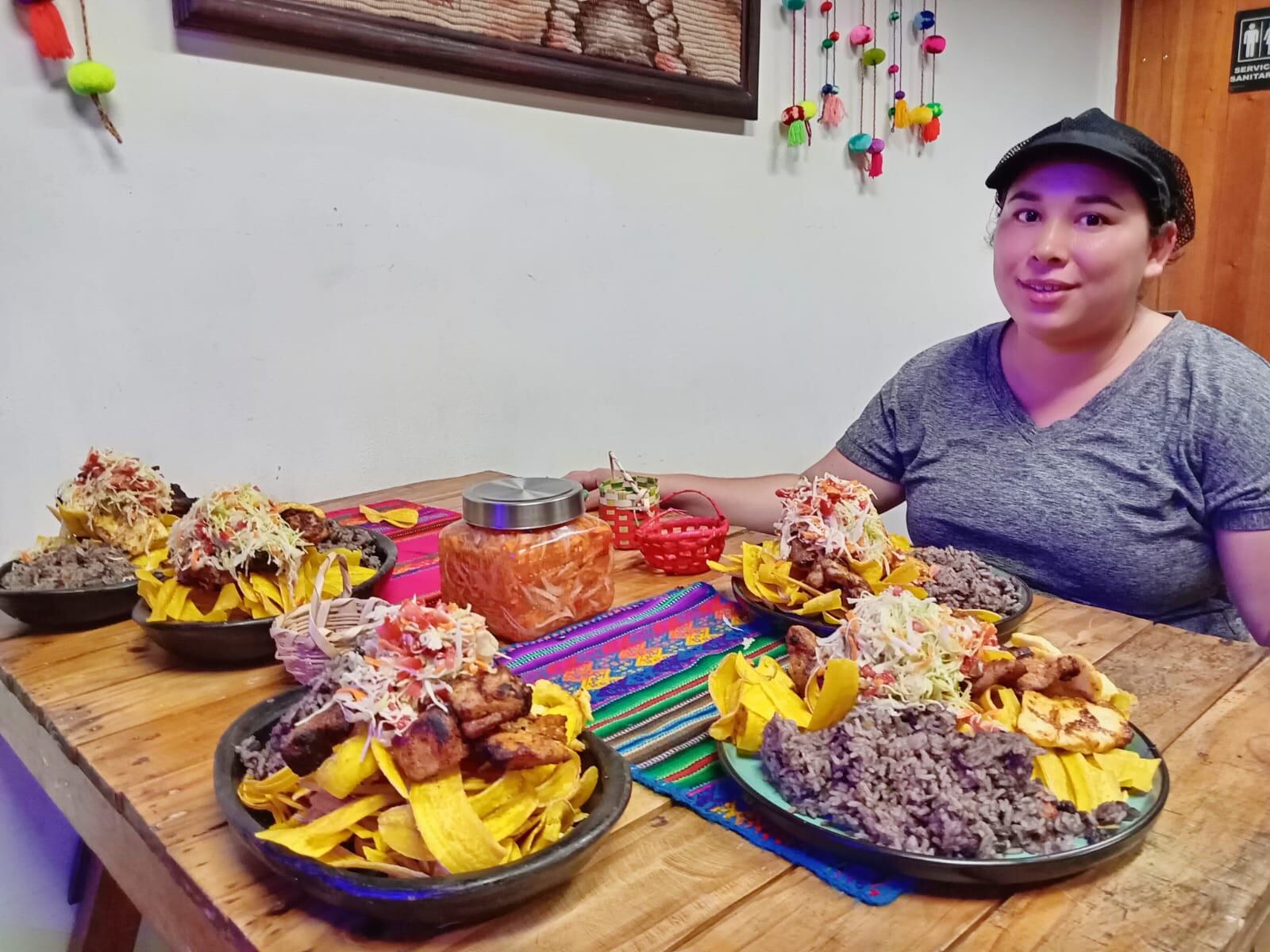 Meylin Peralta es una nicaragüense que pasó de trabajar en sodas a tener su propio local de Antojitos Nicaragüenses