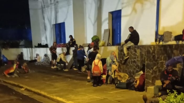 En las afueras de Migración en La Uruca los migrantes hacen fila toda la noche para poder obtener uno de los 50 campos diarios que dan para atender solicitudes de refugio