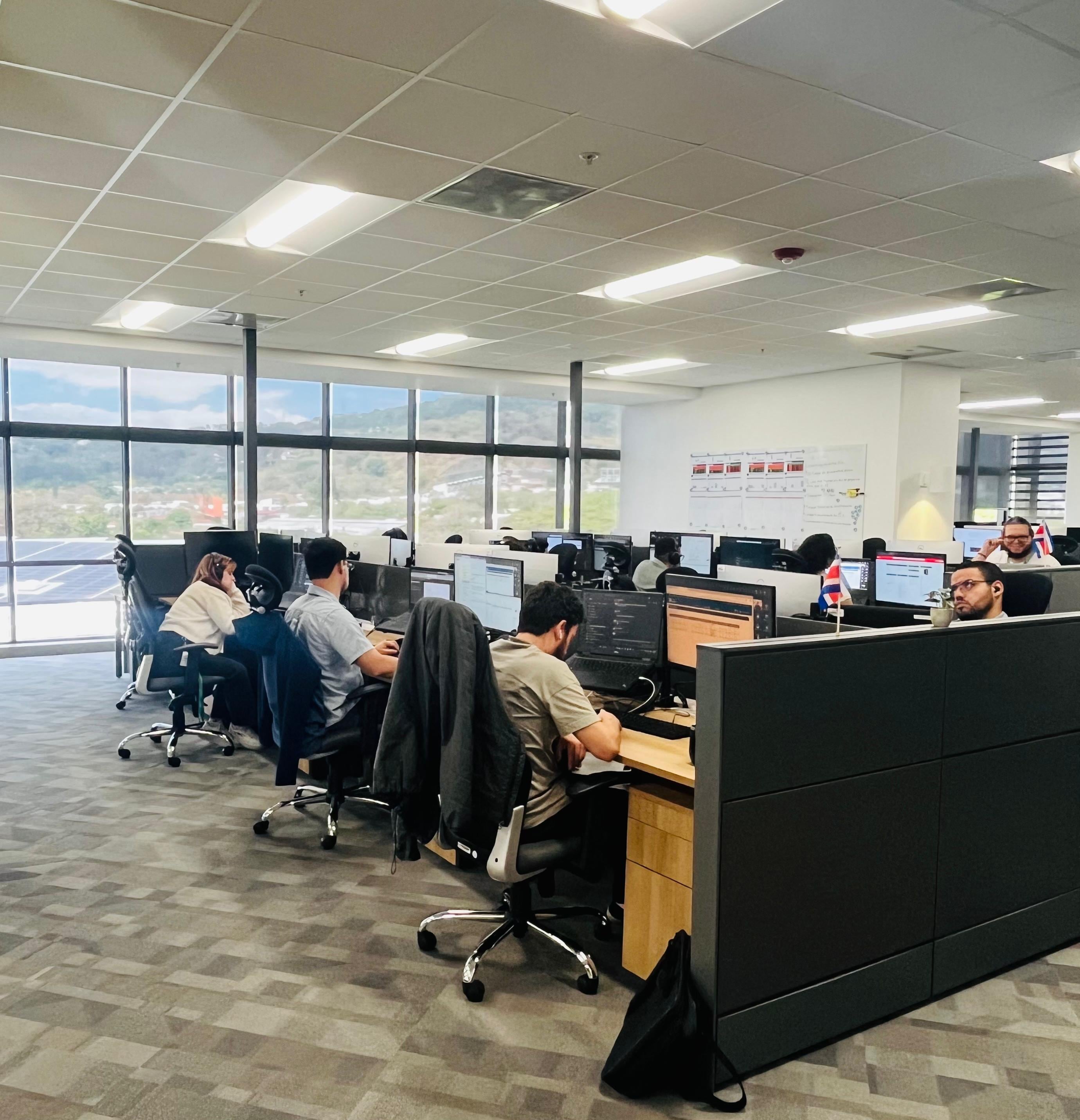 el impacto del trabajo que realizan ingenieros costarricenses en el Centro de Excelencia de la empresa mundial Johnson Controls, donde más de 400 profesionales ticos diseñan soluciones para edificios inteligentes en distintas partes del mundo. Hablamos con Luis Carlos García, jefe