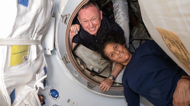 Butch Wilmore (izquierda) y Suni Williams (derecha) se tendrán que mantener en la Estación Espacial Internacional hasta el 2025. Foto: Nasa.