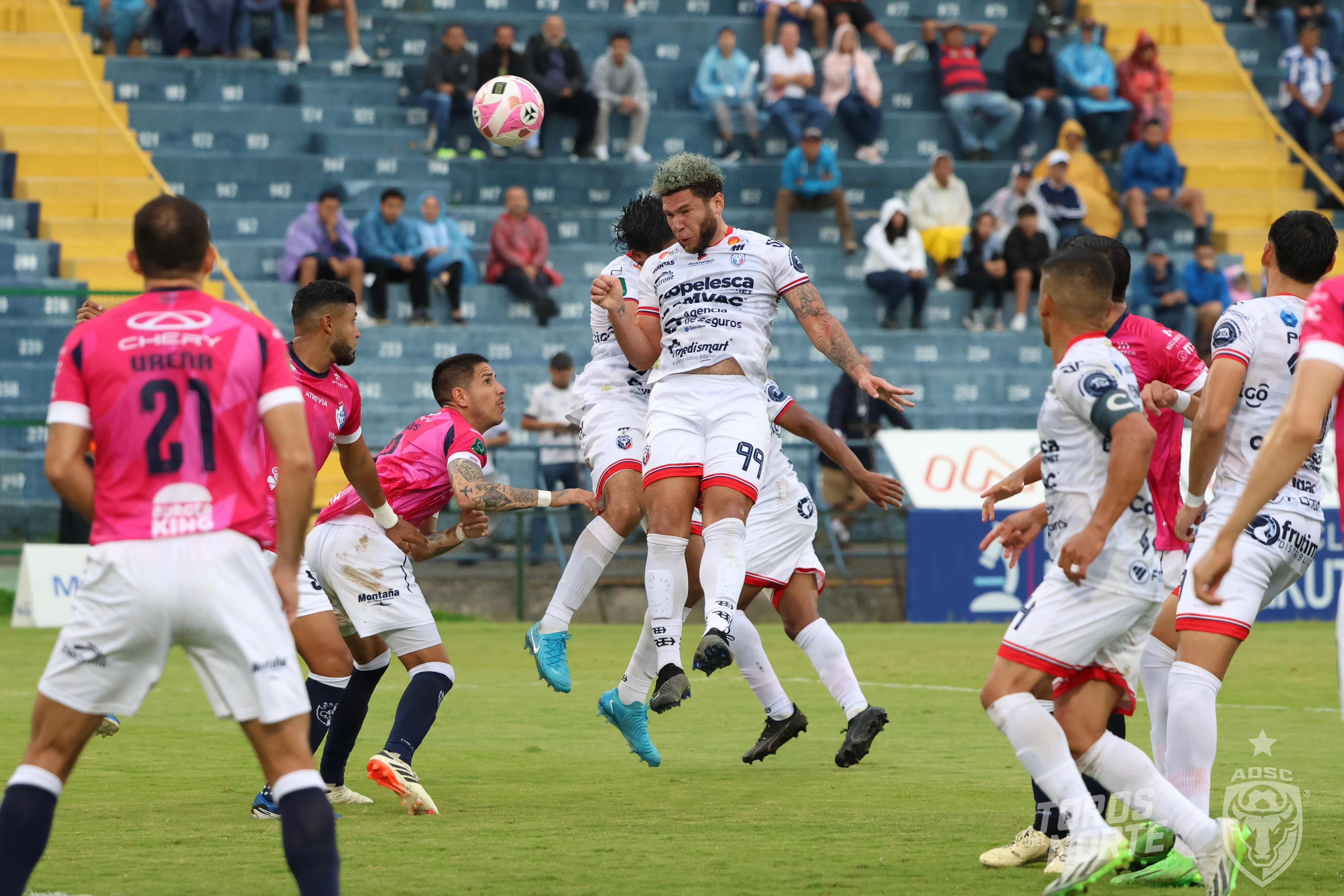 Brian Martínez jugó por 67 minutos y salió de cambio muy enojado con Luis Marín. Foto: Prensa San Carlos.