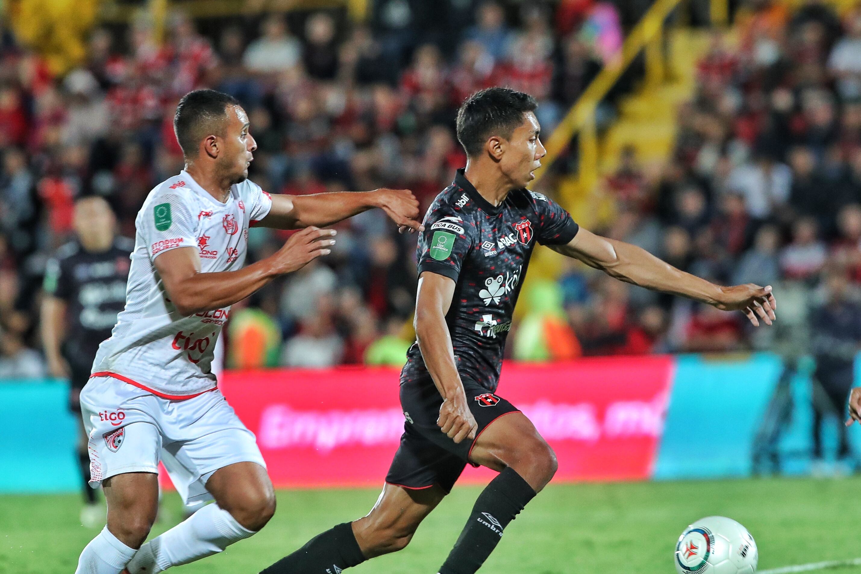 01/03/2024/ Juego entre Liga Deportiva Alajuelense vs Santos Guapiles por la fecha 10 del torneo Clausura 2024 de la Liga Promerica en el estadio Alejandro Morera Soto / Foto John Durán
