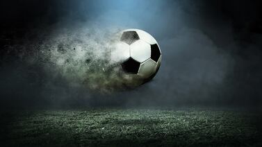 (Video) Futbolista terminó con quemaduras donde más duele tras violento ataque de afición