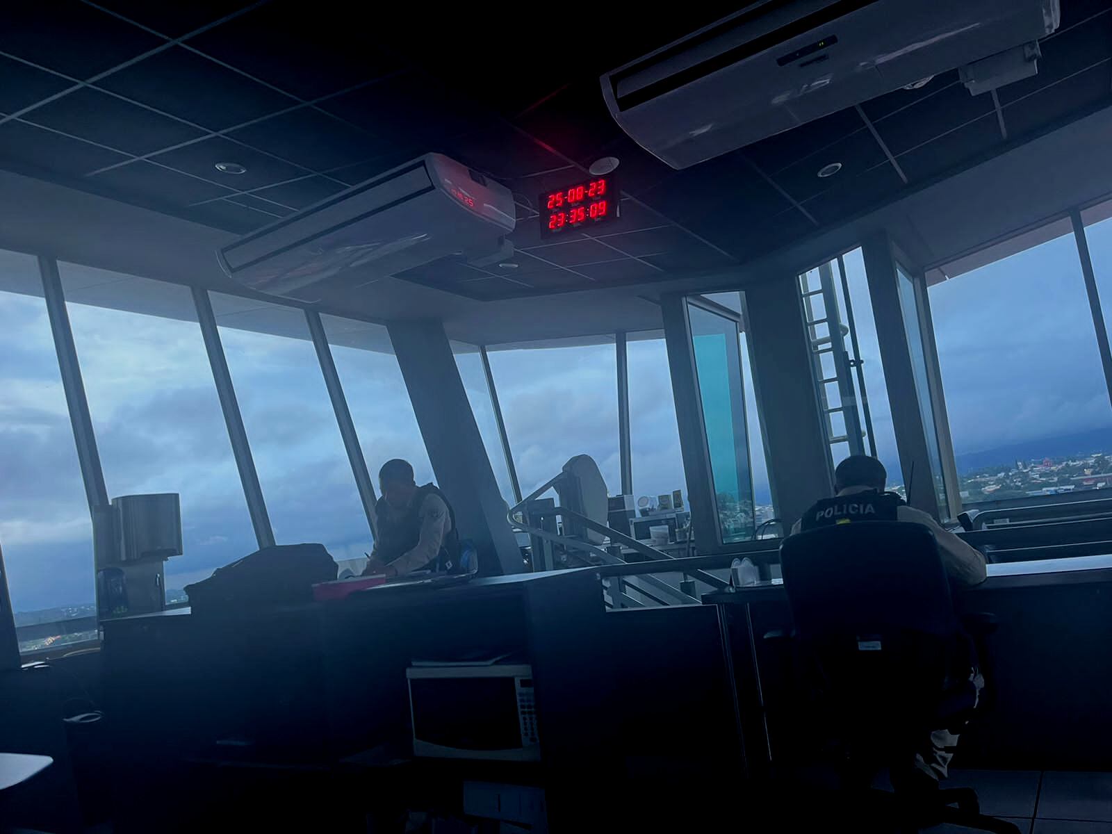 Denuncian la presencia de policías de Vigilancia Aérea en la torre de control del aeropuerto Juan Santamaría, tras anuncio de posible huelga.