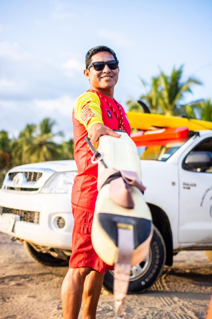 Marvin Chen es un guardavidas profesional que tiene más de 20 años de experiencia en diferentes playas del mundo como las de Australia y Estados Unidos. Es le jefe de guardavidas en Jacó y nos ayudó a crear los “10 mandamientos” para que usted pueda disfrutar del mar sin ponerse en peligro