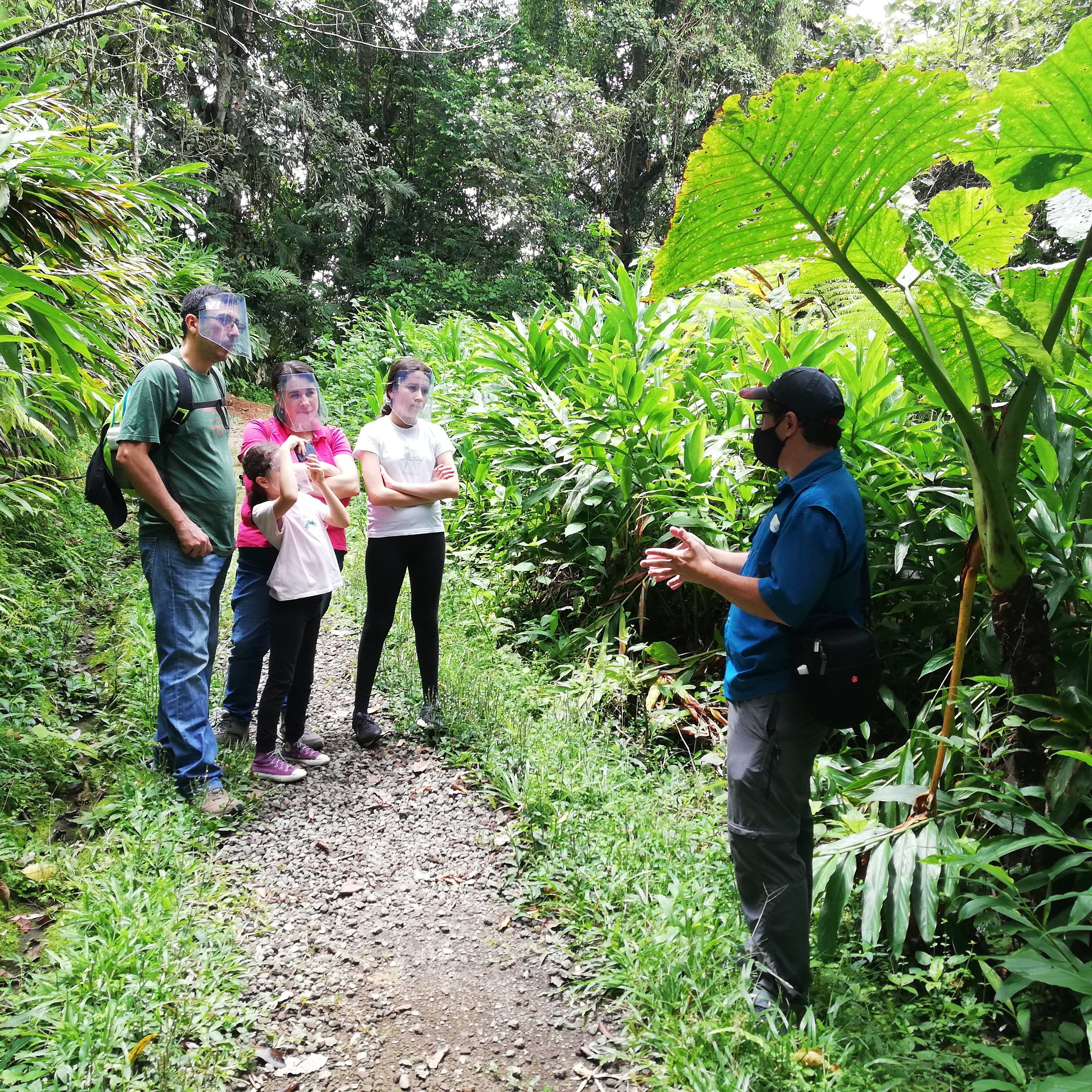 Montserrat Zúñiga de 11 años, sus papás Luis Zúñiga y doña Carolina Chacón, junto a la otra hija Camila, en el Monumento Nacional Guayabo, junto al guía turístico Alejandro Calderón.