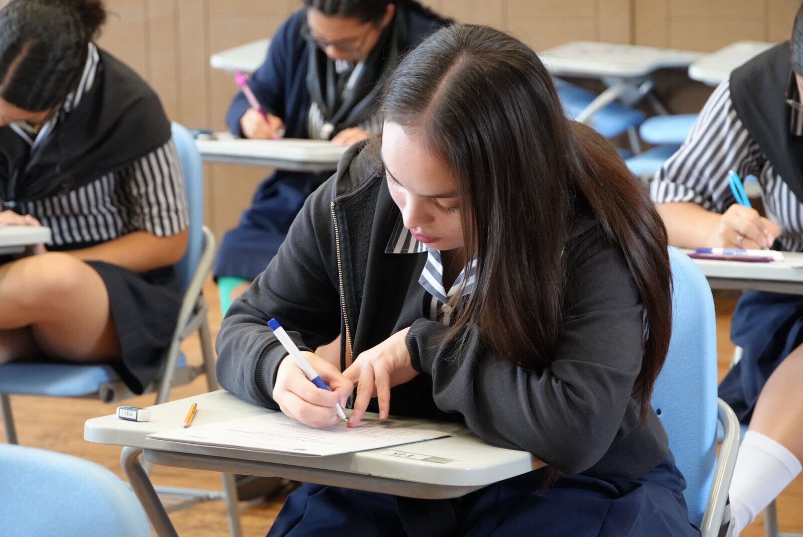 Más de 51 mil colegiales comenzaron los exámenes del MEP que sí valen para graduarse.