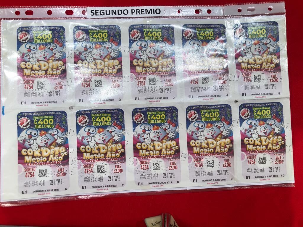 El Gordito de Medio Año repartió millones a cuarentones guanacastecos. Dos enteros del tercer premio se cambiaron en la JPS, son 160 millones de colones.