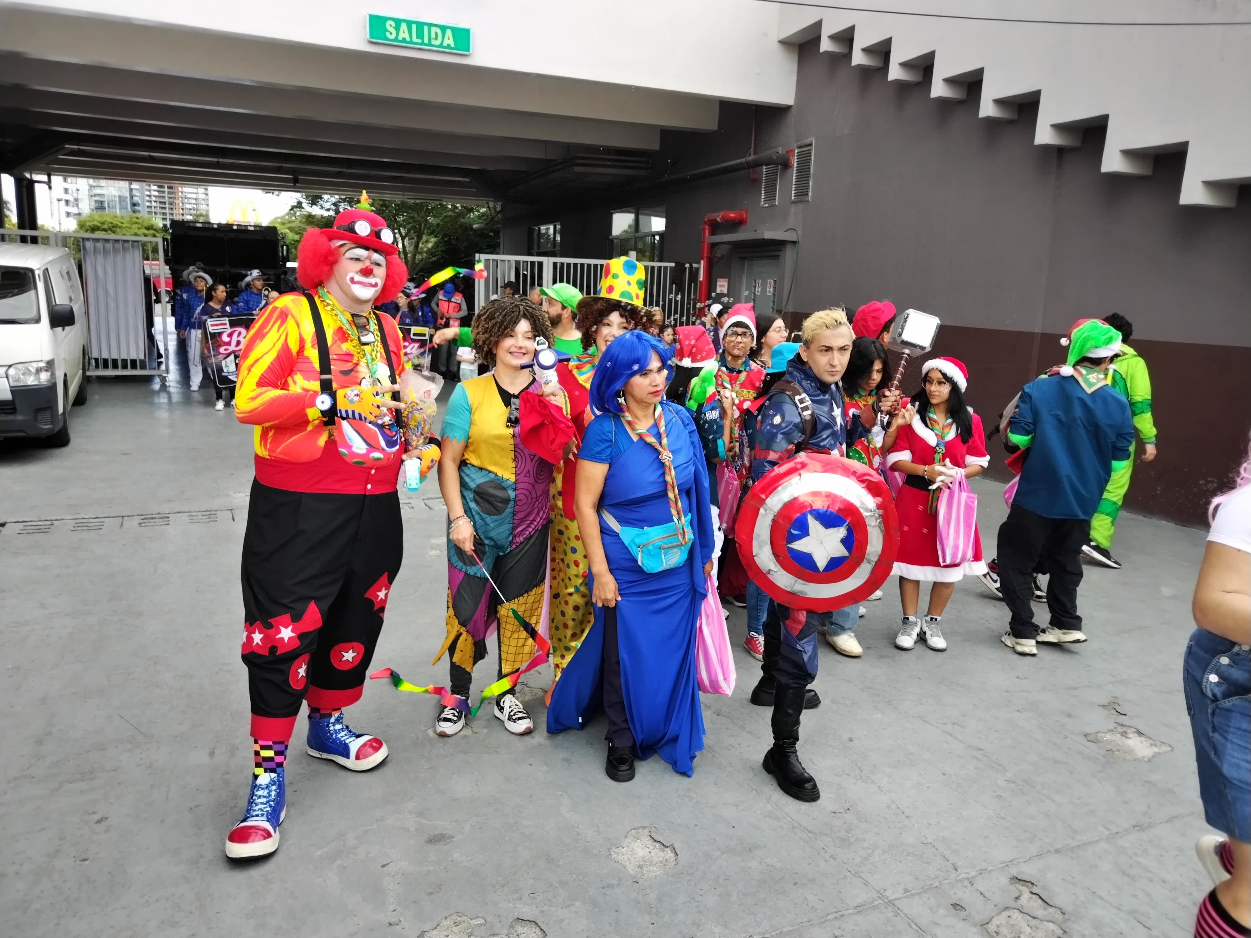 Farlen Aguilar Elizondo, nació el 23 de junio de 1995 en Santiago de Puriscal, es el payaso Chiquitín, el payaso más alto de Centroamérica, mide 2 metros y 2 centímetros