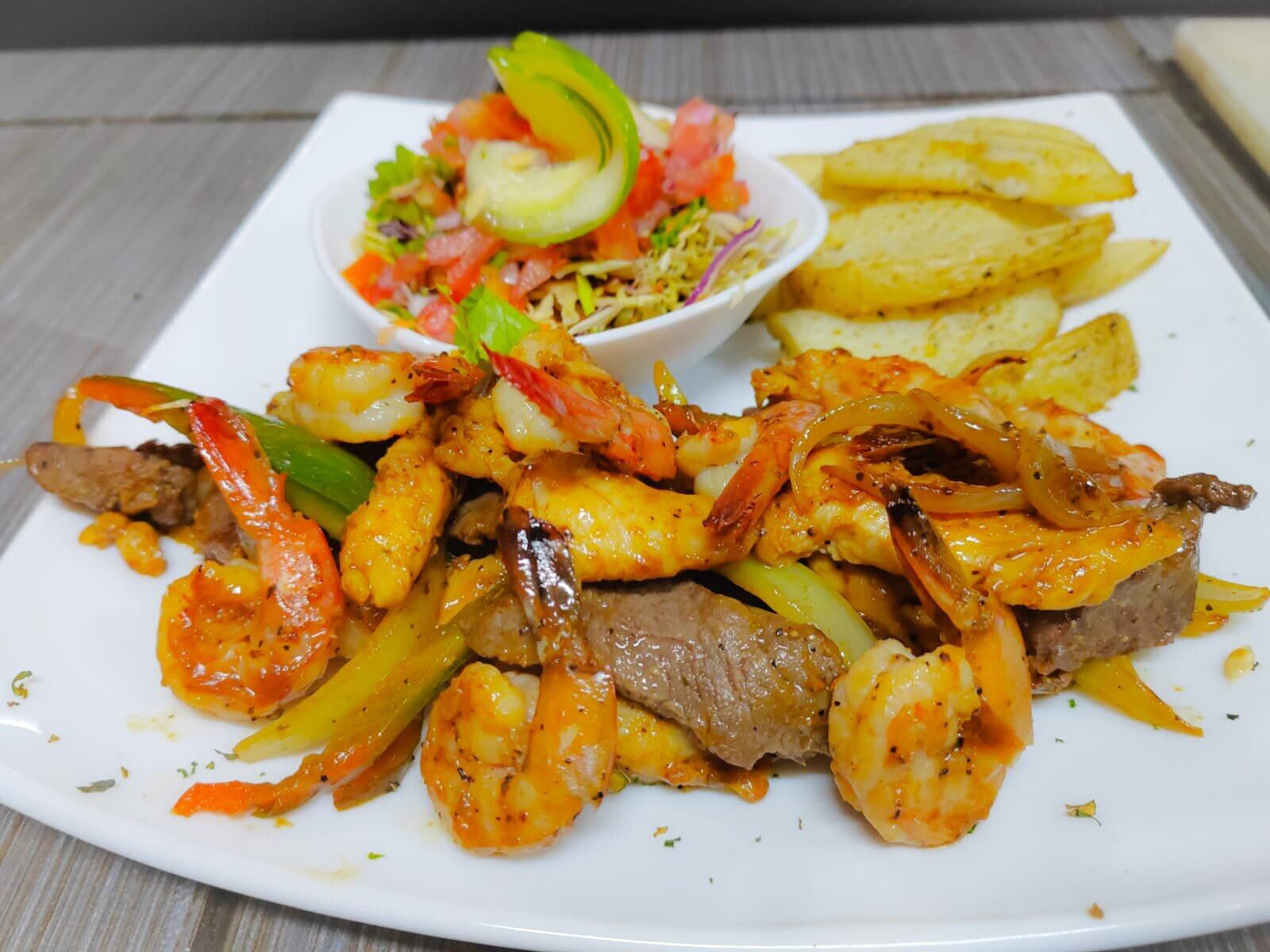 Matrimonio de Puntarenas se tiró al agua para convertirse en los reyes del ceviche.