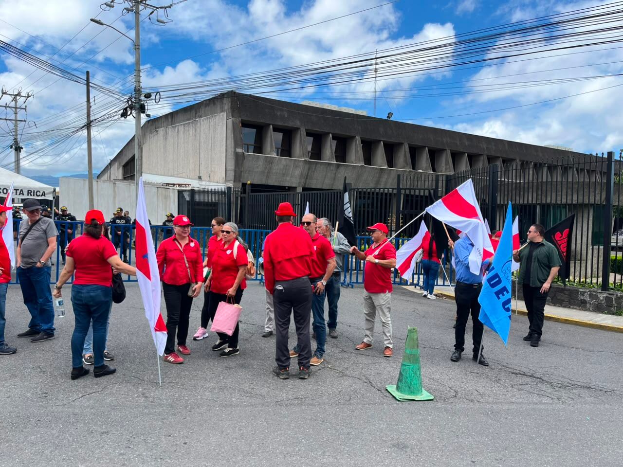 Representantes sindicales realizaron un piquete frente a Casa Presidencial para exigir la juramentación de Rocío Alfaro y de los demás directivos electos para integrar la Junta Directiva de la CCSS.