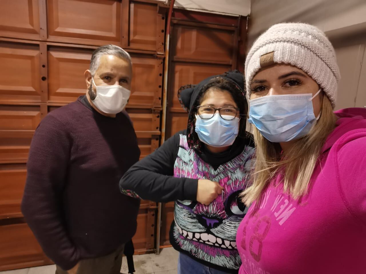 Don José Manuel Granados, de 68 años, profesor de mecánica automotriz pensionado y a quien le dicen de cariño Cholo, es uno de los 67 recuperados de coronavirus. En la foto don José con Ciaria la nieta y Steffanie la hija.