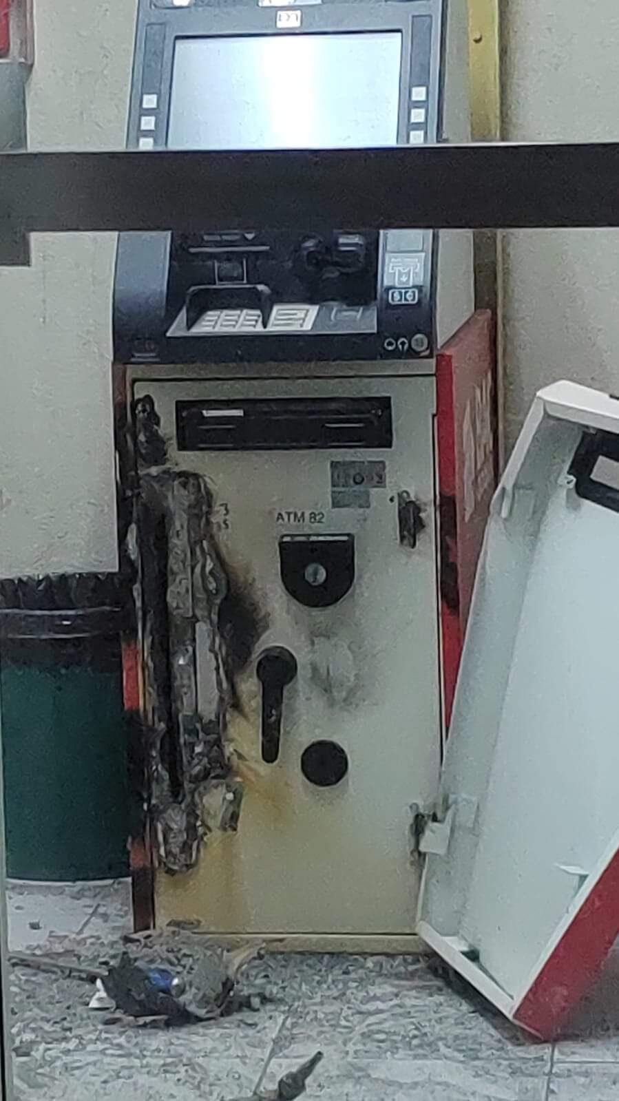 Así quedó el cajero que los sospechosos trataron de abrir. Foto cortesía.