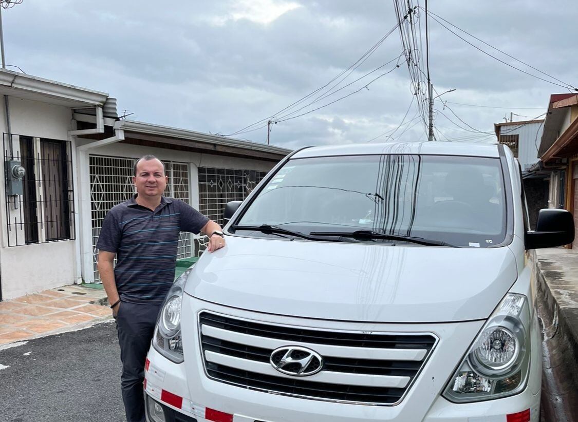 Marco Ballestero es un aficionado saprissista y transportista que le transmite la pasión por el Sapri a sus clientes. Cortesía.