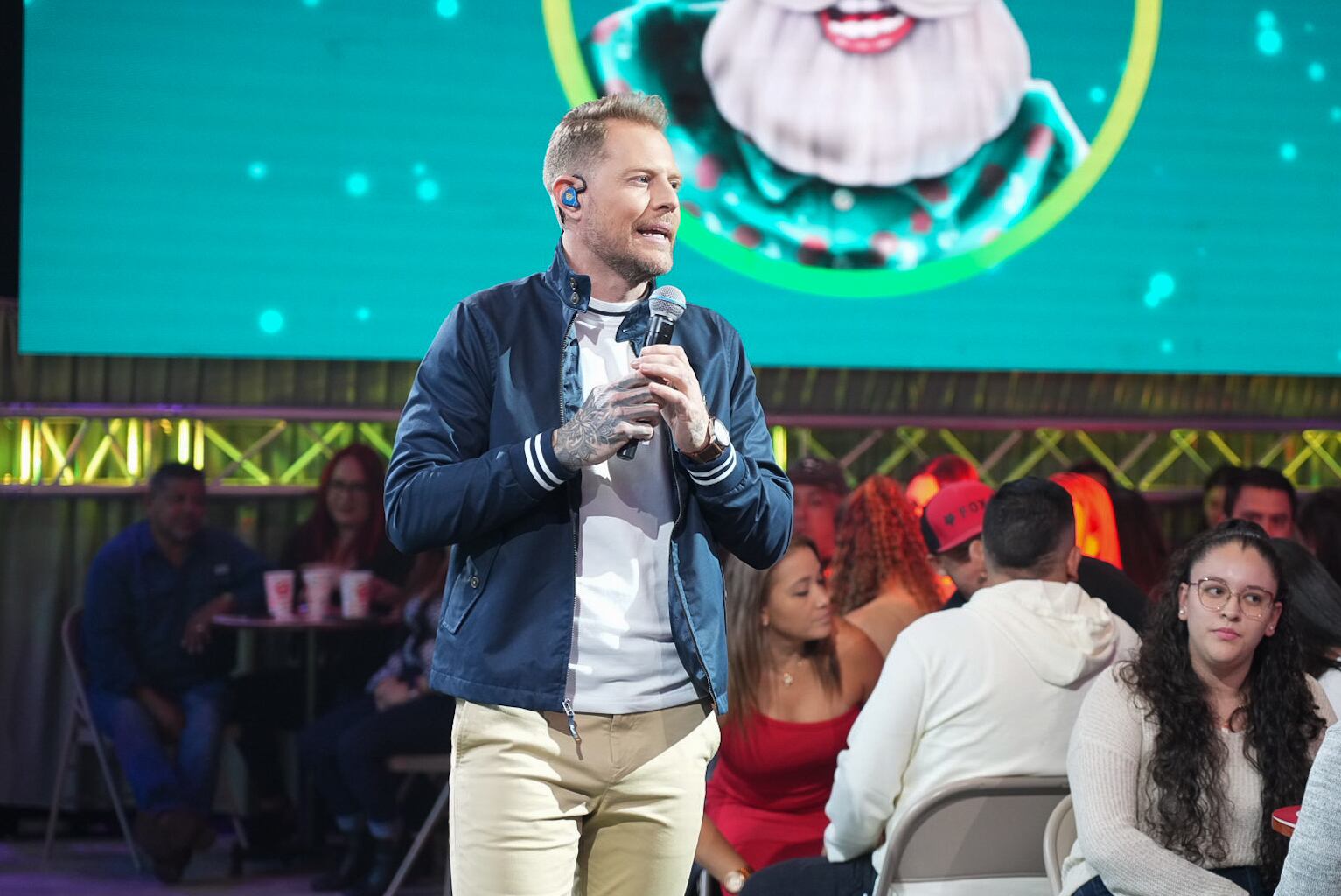 Fotos de los presentadores, público y bailarines de El Chinamo de Teletica en el estreno de su temporada 2024.