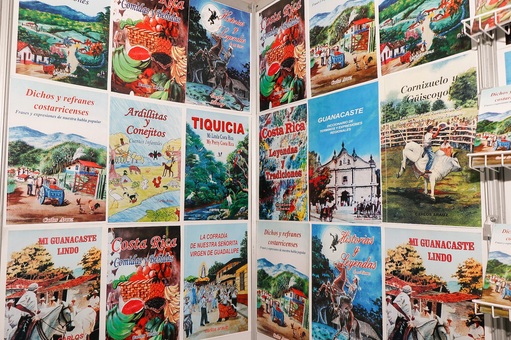 El stand de Carlos Arauz destaca por sus colores y es el único dedicado a las costumbres y tradiciones costarricenses (Foto: Lilly Arce)