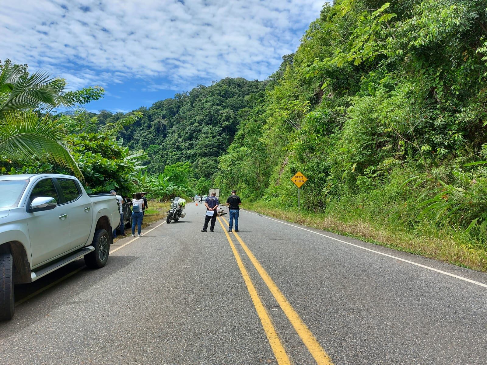El motociclista Dixon Rojas Mena, de 37 años, murió al pegar con un carro y ser atropellado por un tráiler. El fatal accidente ocurrió a eso de las 6:30 de la mañana en Cataratas de Buenos Aires, zona sur. Foto Alejandra Portuguez.