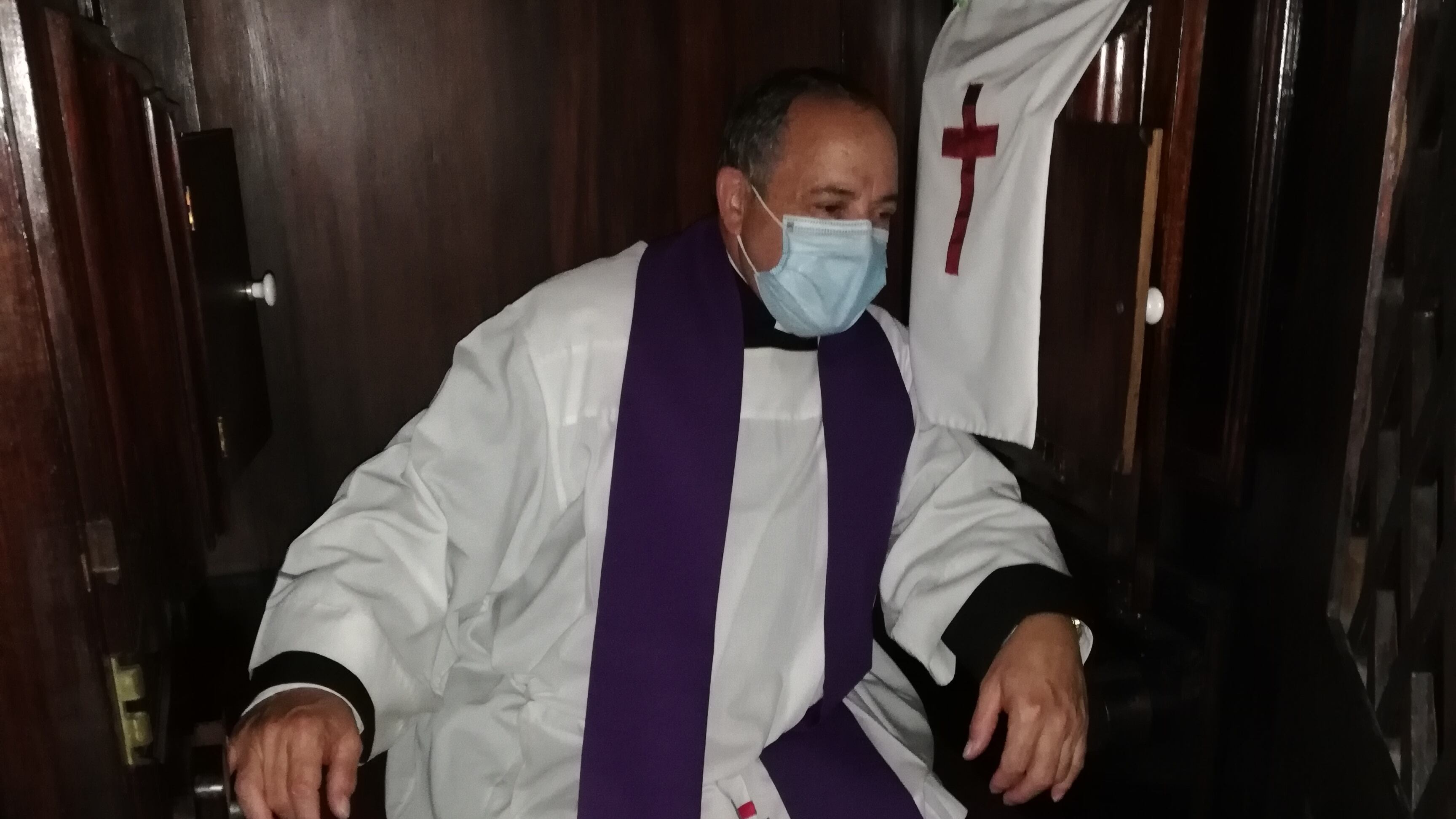 El padre Germán Rodríguez Smith, prefecto de la catedral Metropolitana en San José, confesó de 9 a 11 y también atendió después del medio día este 24 de marzo del 2021. La Semana Santa de este año sí tendrá confesiones.