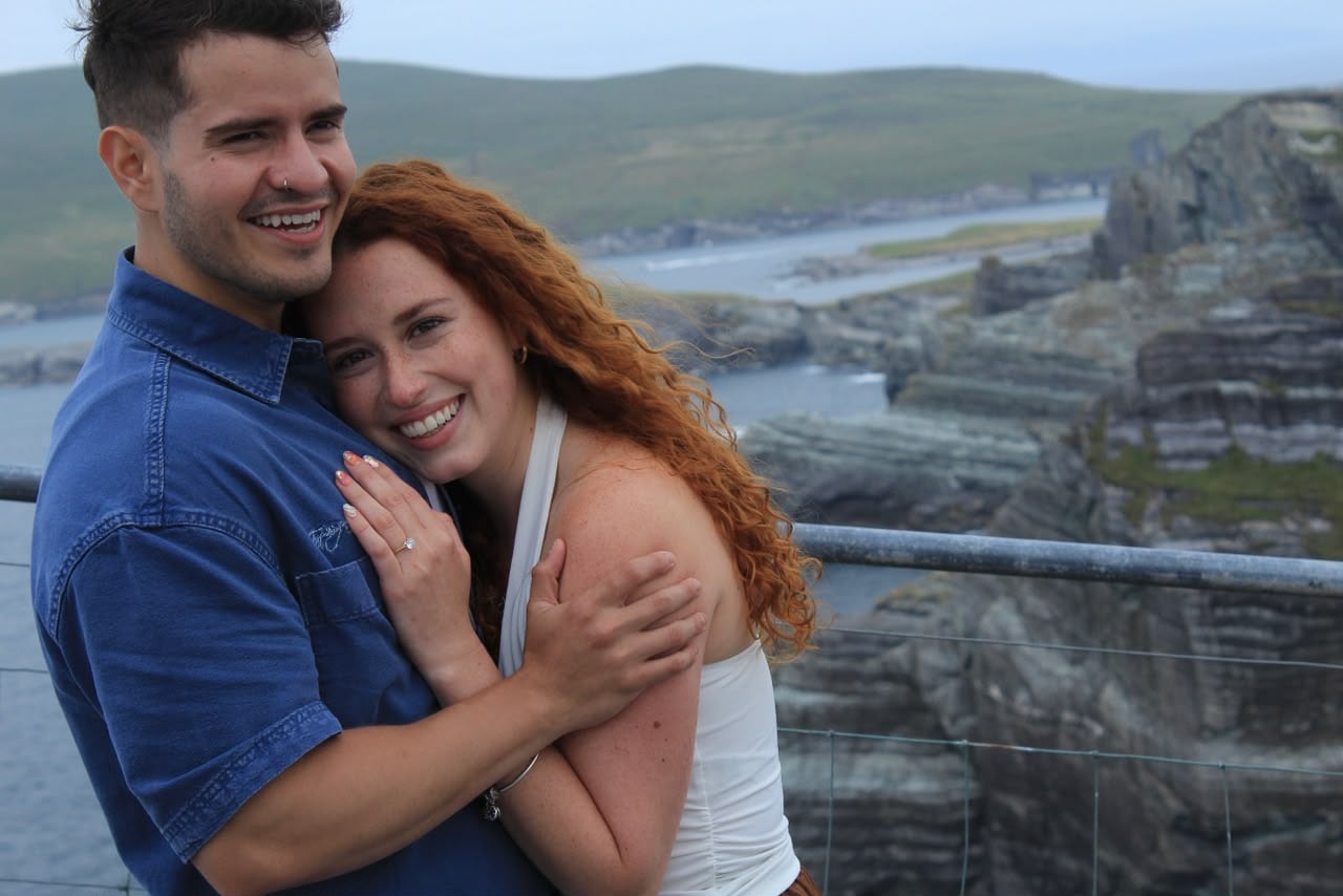 Diana Rosich, una joven de Escazú, llegó a Dublín para estudiar inglés y terminó organizando un paseo que reunió a 37 costarricenses entre paisajes irlandeses y mucha nostalgia por la patria.