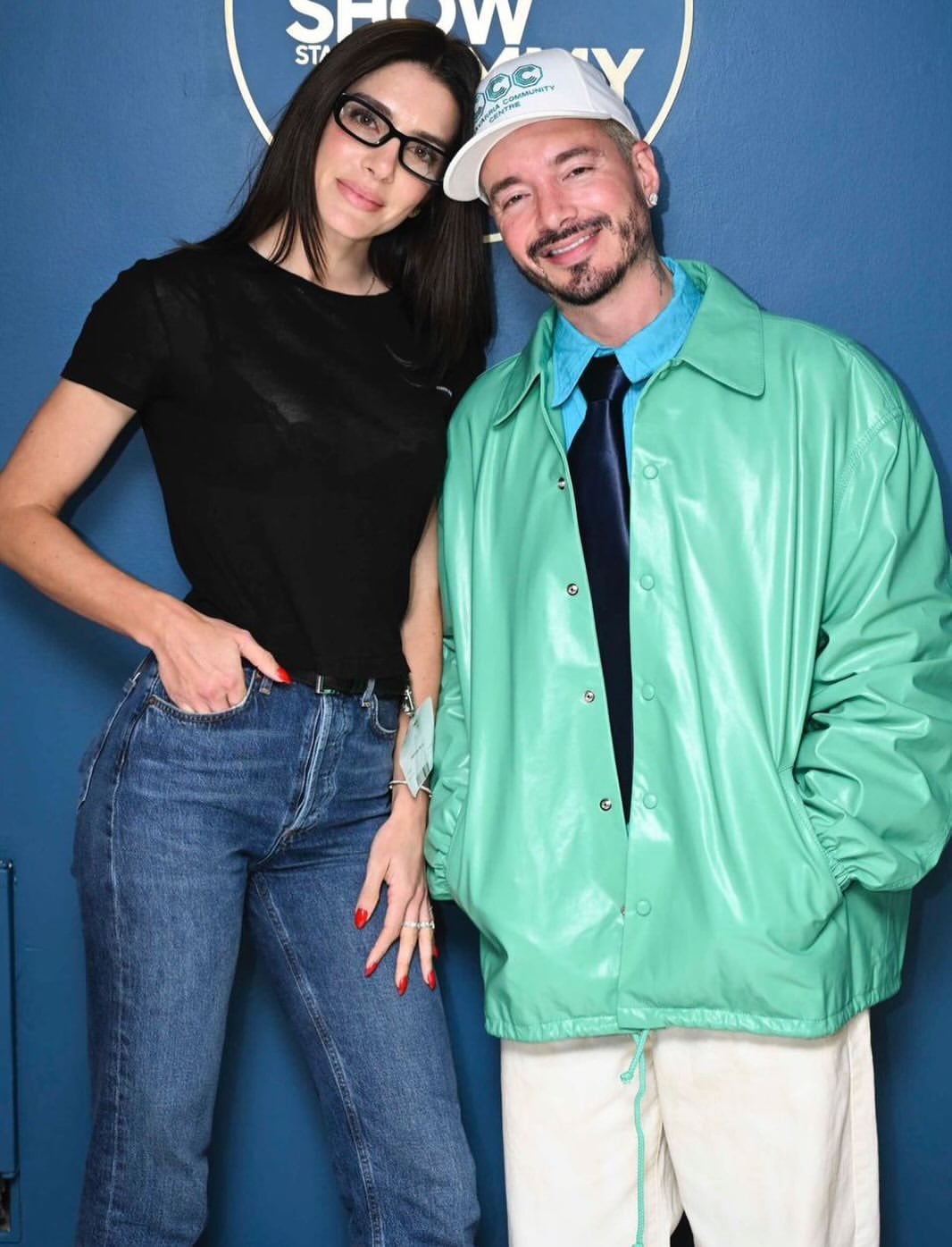 La modelo Valentina Ferrer junto a JBalvin y su hijo en común Río.
