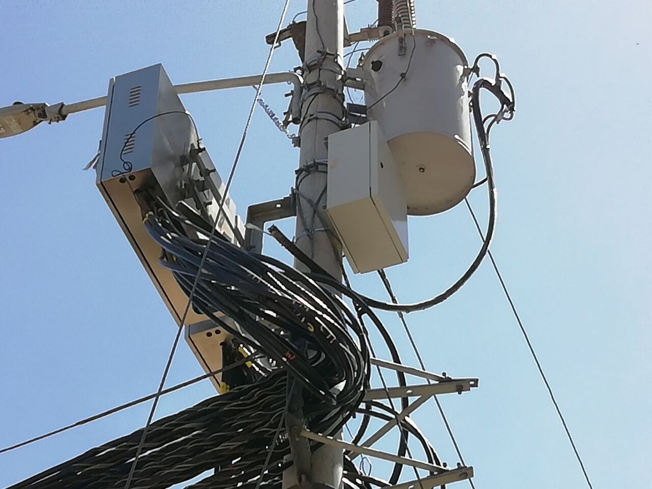 Parece que aquellos vivillos que se pegan directamente a los cables eléctricos en los postes de luz de la Compañía Nacional de Fuerza y Luz (CNFL) para robar energía tiene sus días contados con la llegada de un nuevo sistema que blinda completamente los cables