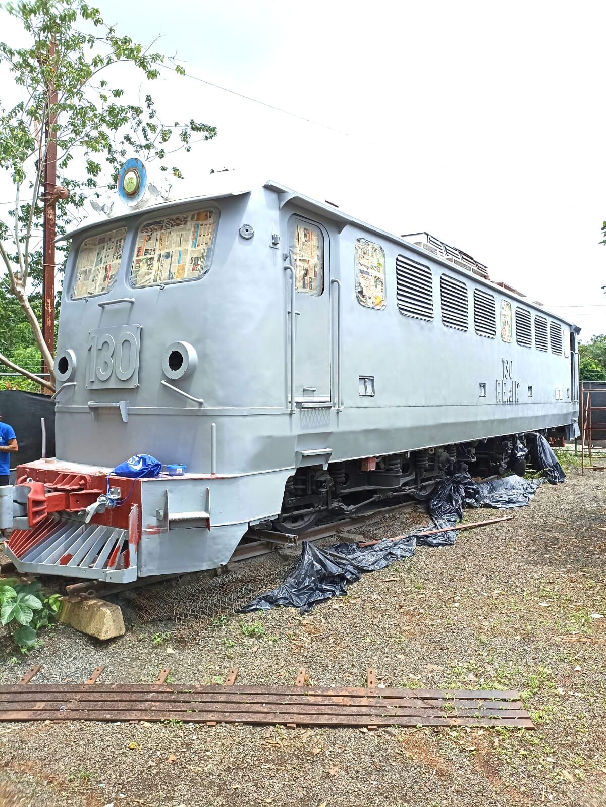 Giovanni Castaldini, el presidente de la Asociación de Desarrollo para la Preservación del Patrimonio Cultural de Orotina y un grupo de orotinenses restauraron la máquina 130 y ahora se exhibe en Orotina.