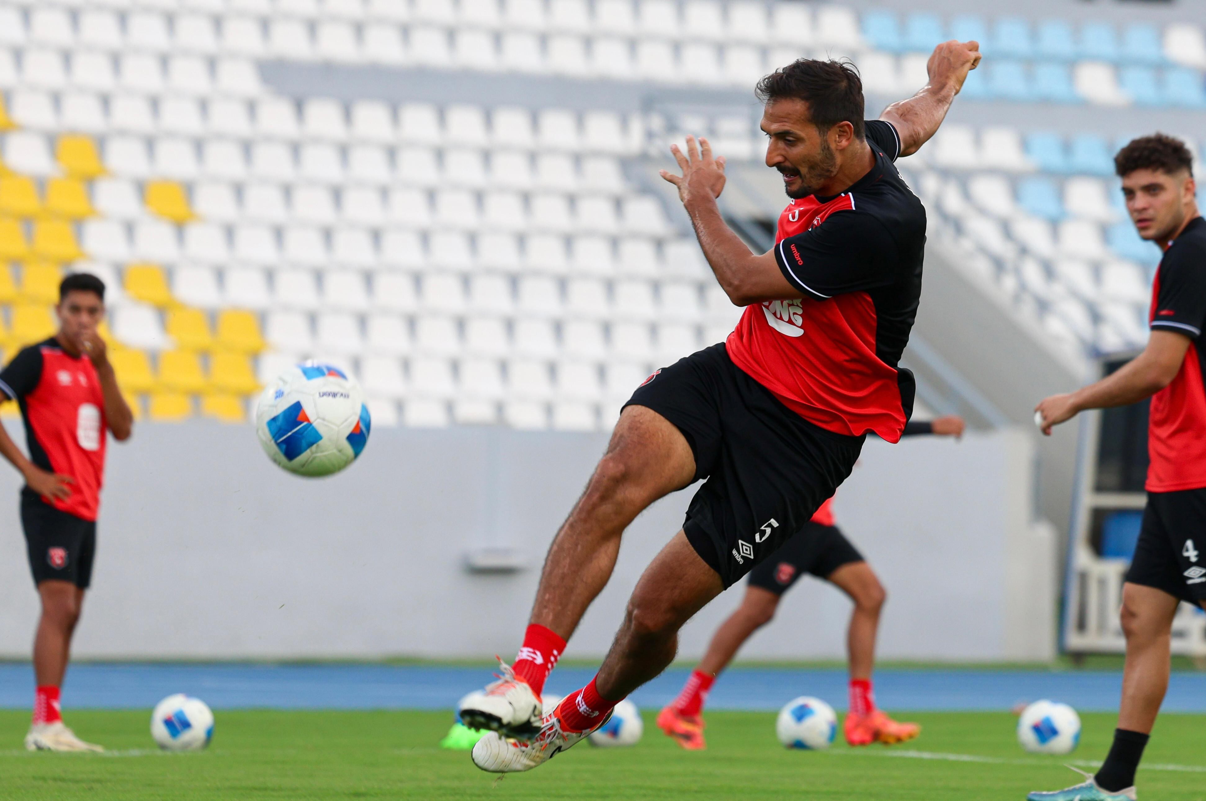 Celso Borges calificó de "precioso" el Estadio Nacional Jorge "Mágico" González en El Salvador.