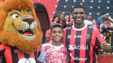 Roy Myrie vive los clásicos entre su amor por Alajuelense y parte de su corazón que está en Saprissa