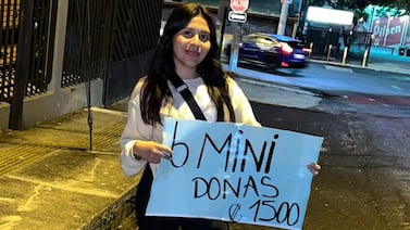 Joven nicaragüense convirtió un semáforo en su oficina y su esfuerzo en un negocio que no para de crecer