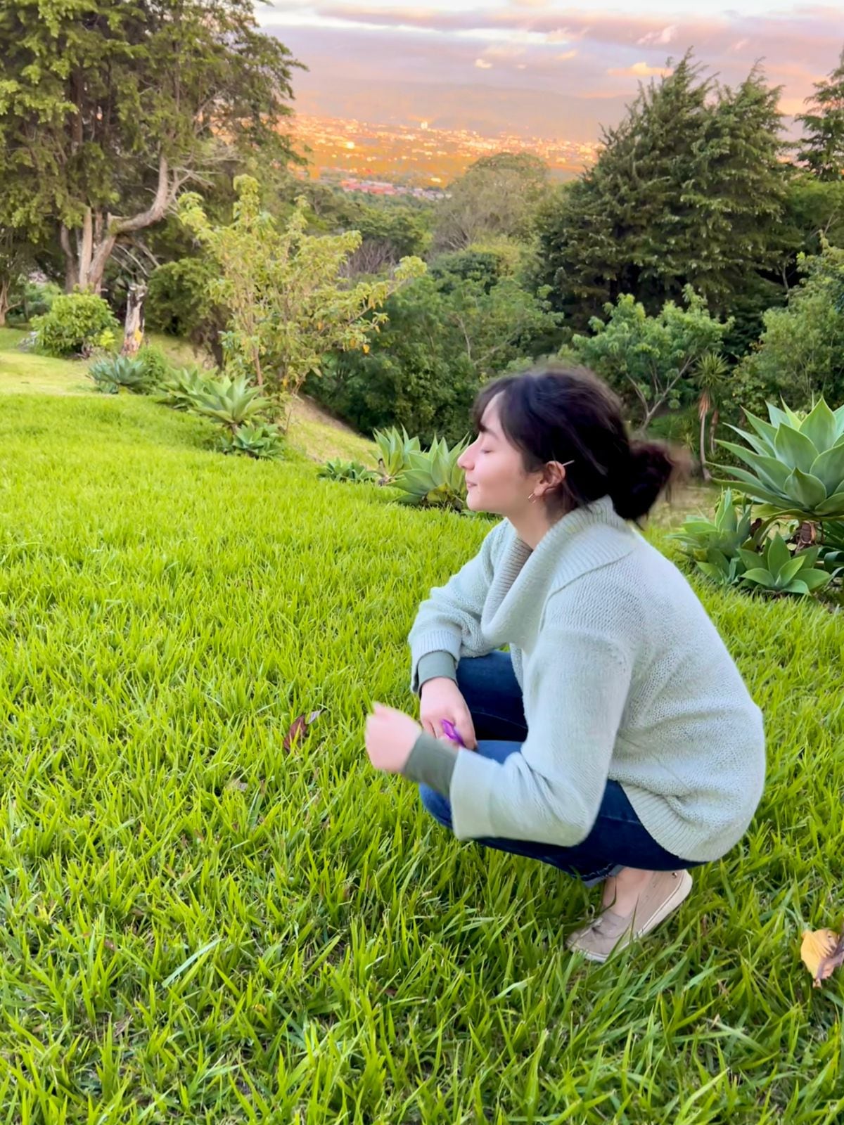 Aunque está en Londres, Inglaterra, a 8.700 kilómetros de Costa Rica, el corazón de Sophia Roldán Soto palpita con el sabor de los cafetales de la Zona de los Santos y el amor a la democracia costarricense.