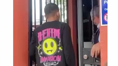 Mamá entregó a uno de los pistoleros sospechosos de matar a niño y a mujer inocentes en triple homicidio