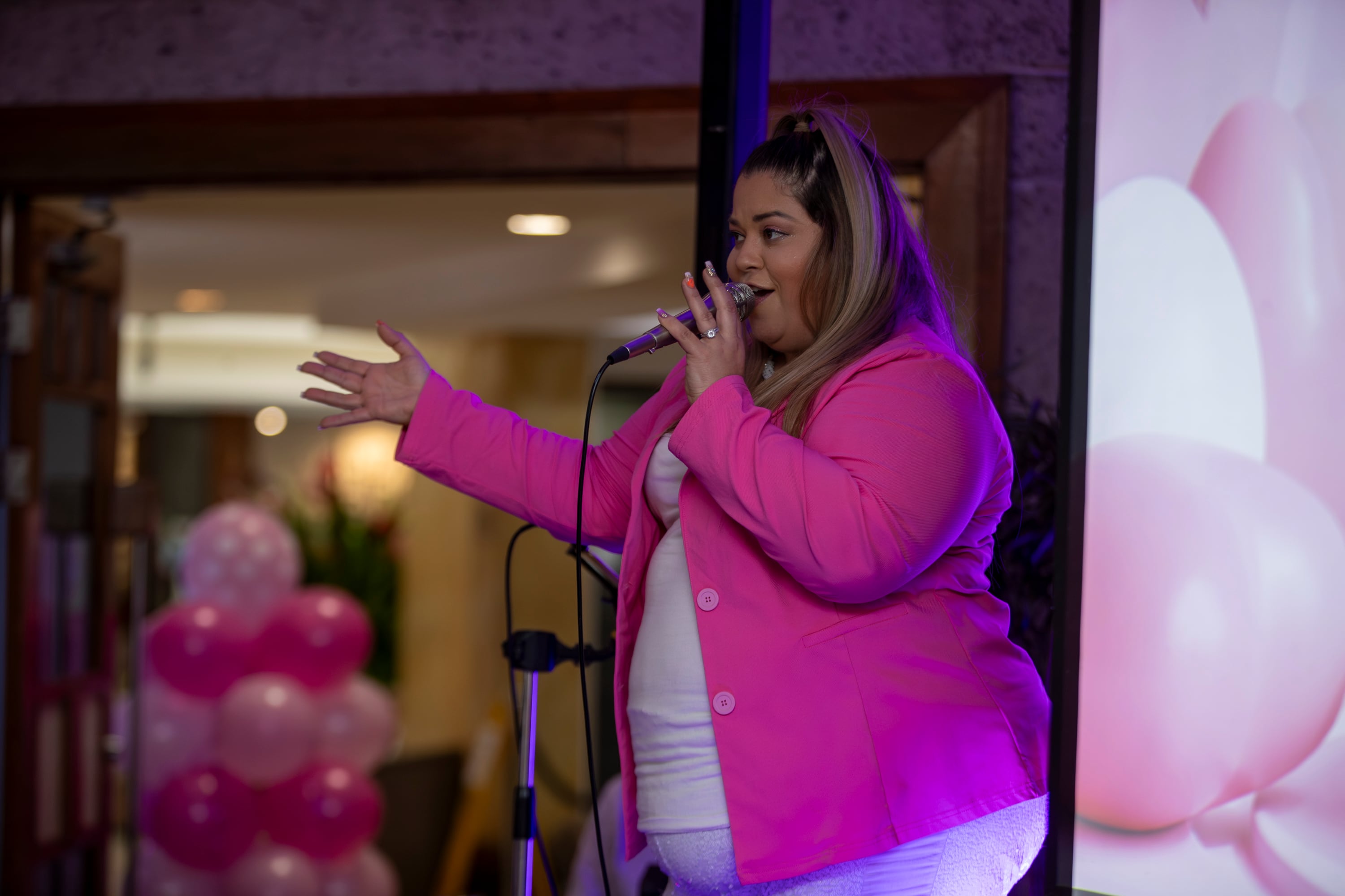 19/10/2023, San José, Hotel Radisson, la marca de ropa interior para mujeres Caprice, celebro el día del cáncer de seno junto a varias mujeres en el restaurante del hotel con una campaña que promueve saber bien la medida del brassier de cada una de las mujeres para evitar enfermedades.