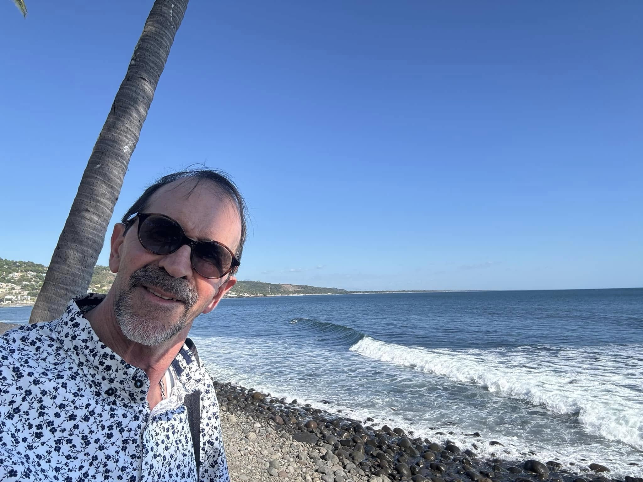 Rafael Omar Pérez Valdés, de 65 años, el doctor asesinado de manera brutal en su propia casa en Trejos Montealegre, Escazú, tuvo una vida de lucha, pasó hambre en su natal Cuba y terminó cumpliendo una gran promesa a su mamá en Costa Rica. Foto: Tomada de redes sociales